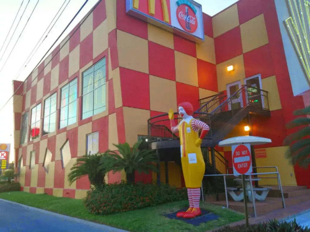 Old design of Entertainment McDonald's in Orlando, FL with Ronald McDonald statue out front.